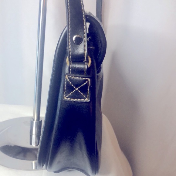 Black basket weaved crossbody. - Picture 4 of 10